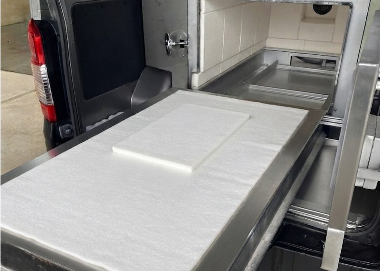 専用車に積んだ火葬炉。引き出し式の台にお寝かせしてご火葬します