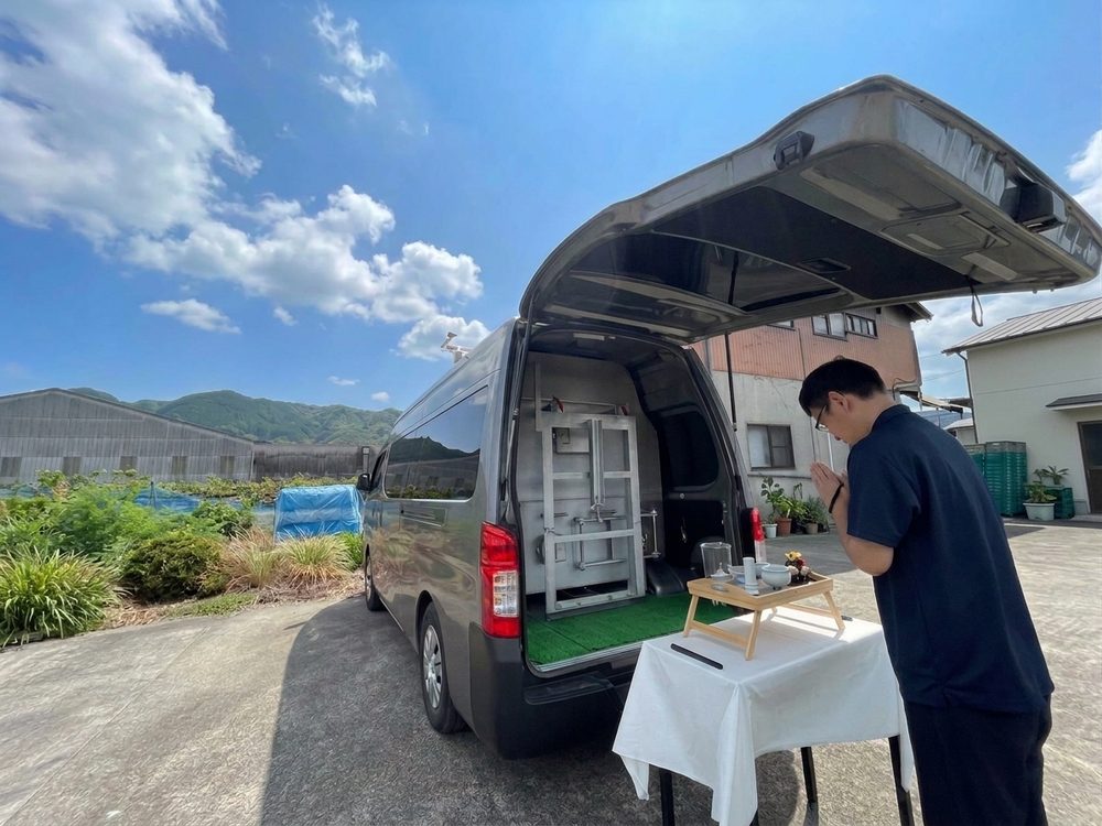ご自宅の前に停めた訪問火葬の専用車。後部を開けて祭壇を整えているところ